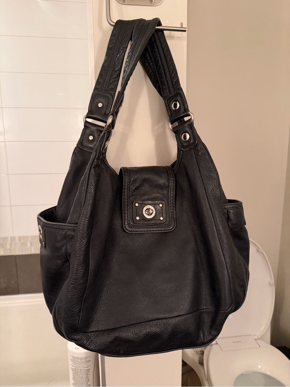 Marc Jacobs Black Leather Shoulder Bag with Turn-Lock Detail - Picture 1 of 3